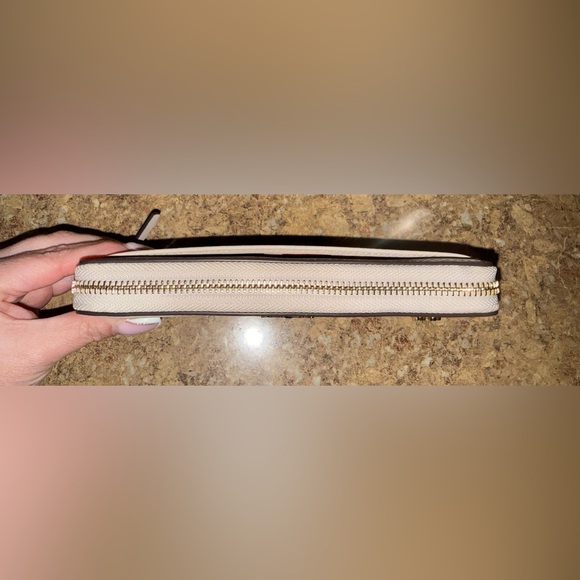 Kate Spade Cream Wallet with Minnie Mouse Design - Picture 6 of 15